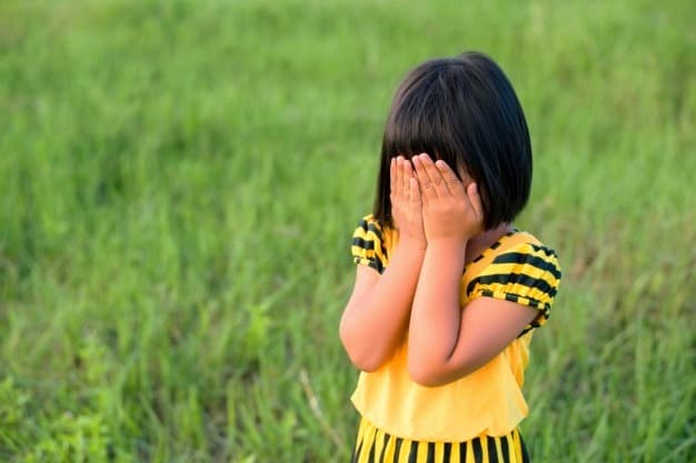 علت خجالتی بودن کودکان و ریشه خجالت کشیدن بچه ها