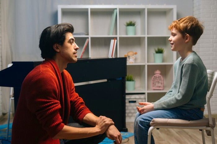 بهترین شیوه و جملات برای آرام شدن کودک عصبی و خشمگین